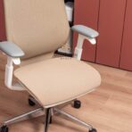 nowoczesny fotel biurowy z regulacja oparcia–i–zaglowkiem