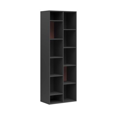 Hohes Bücherregal mit asymmetrischen Regalen