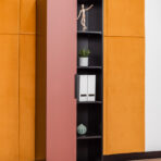 regał z półkami i frontem