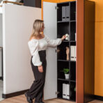 szafa o minimalistycznym designie biurowym