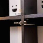 Schrank mit Regalen