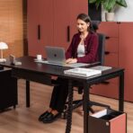 das Büro mit modernen Möbeln einrichten