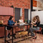 wysoki stół do biura z hokerami