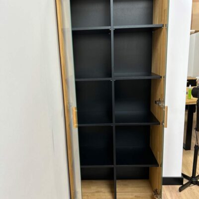 Moderne Bürovitrine mit Regalen für das Unternehmen