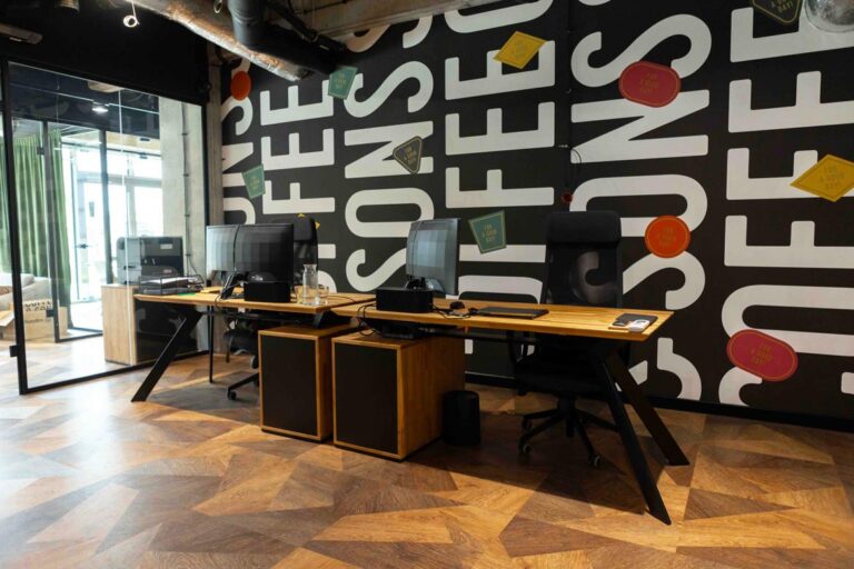 Möbel für das Büro und den Ausstellungsraum von Coffee & Sons in Lublin