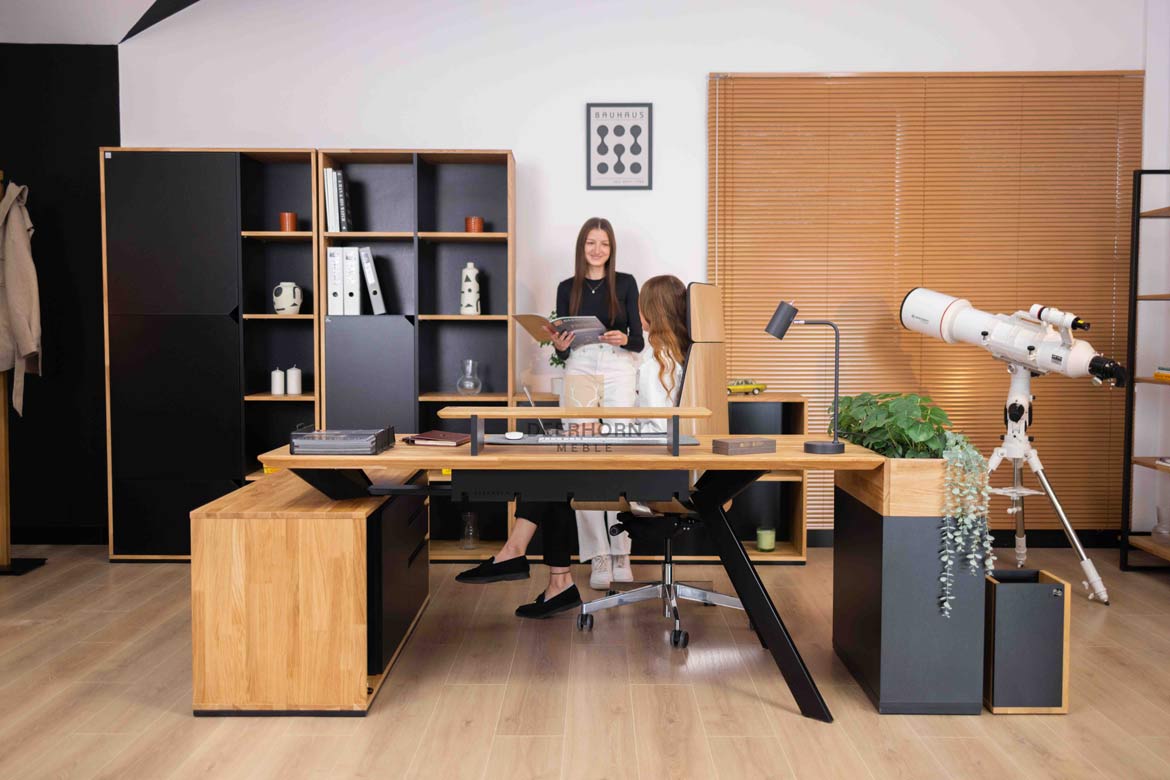 Holzschreibtisch mit Metallbeinen