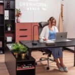 biurko narożne z szufladami i półkami