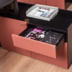 biurko nowoczesne w kolorze koralowym do domowego biura