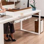 Schreibtisch mit dekorativem Zubehör