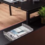 biurko z miejscem na laptopa