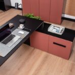 biurko z półkami i szafkami do pracy zdalnej w domu