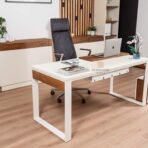 Schreibtisch mit kratzfester Oberfläche