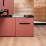 biurko z przestrzenią do przechowywania akcesoriów biurowych