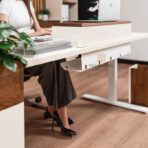 Elektrisch höhenverstellbarer Schreibtisch