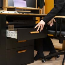 Moderner Schreibtisch mit Schubladen für das Büro