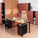 Firmenschreibtisch mit zusätzlichen Schubladen