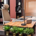 Firmenschreibtisch mit Bürostuhl für die Firma