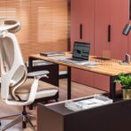 Firmenschreibtisch mit Sessel im eleganten Bürostil