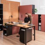 Firmenschreibtisch mit Sockel in Puderrosa