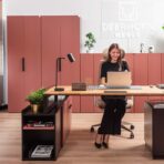 Schreibtisch mit Sockel für Open Space Unternehmen