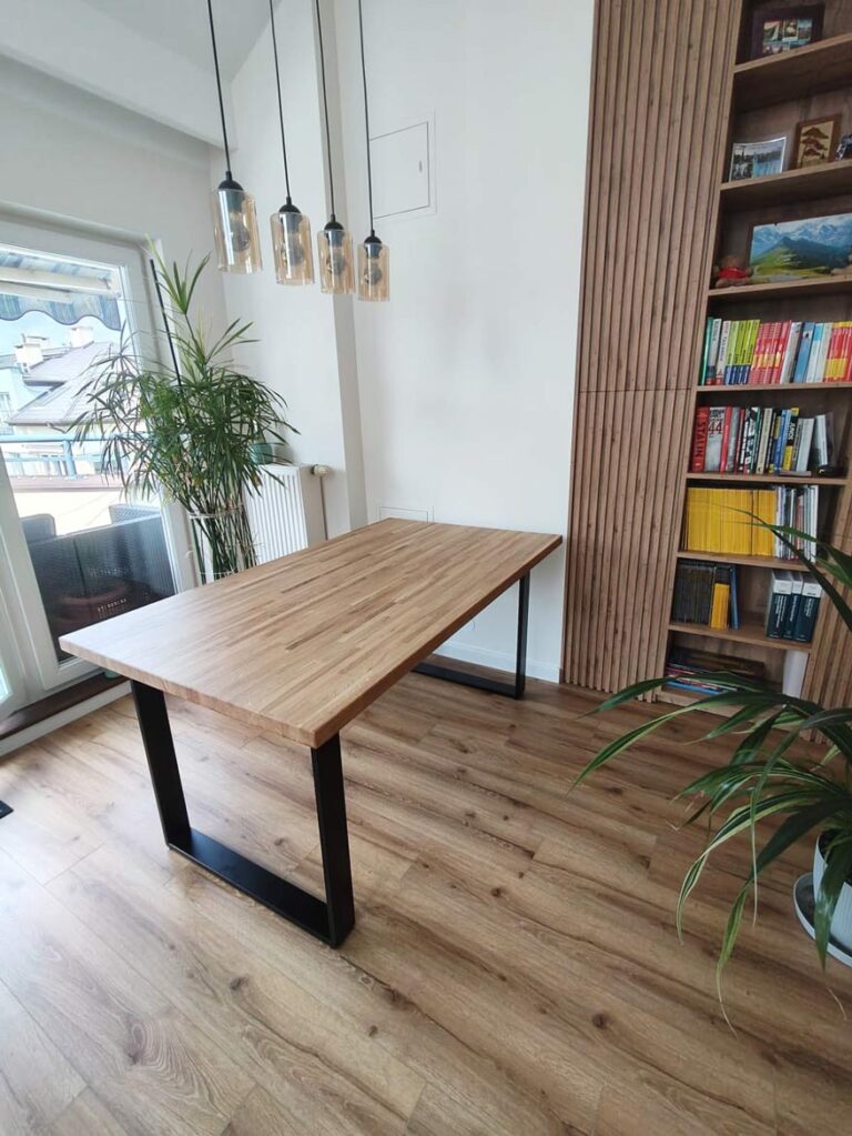 Holztisch mit schwarzen Beinen