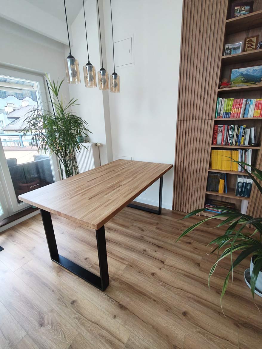 Holztisch mit schwarzen Beinen