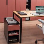 funktionaler Schreibtisch für Büroarbeiten