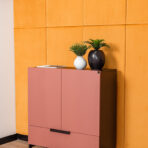 komoda ceglasto-czarna z jedną szufladą