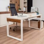 kompakter Schreibtisch mit Stauraum