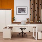 eine Reihe von Büromöbeln