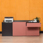 kontener pod drukarkę obok biurka