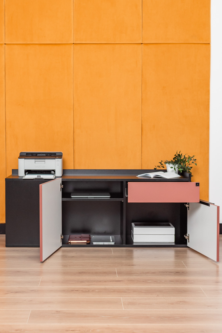 kontener-przy biurku-z-miejscem-na-papier-i-dokumenty kontener przy biurku z miejscem na papier i dokumenty