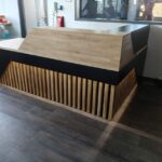 Empfangstresen schwarz und Holz
