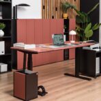 meble biurowe z szafkami i regałami