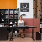 meble do biura z regulowanym biurkiem