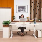Büromöbel mit verstellbarem Schreibtisch