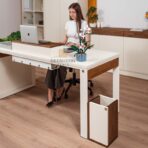 Minimalistischer Arbeitstisch mit Pflanzen