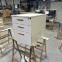 Minimalistischer Sockel mit Holzgriffen