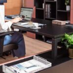 narożne biurko z kontenerem na dokumenty