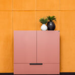 nowoczesna komoda biurowa na czarnej podstawie