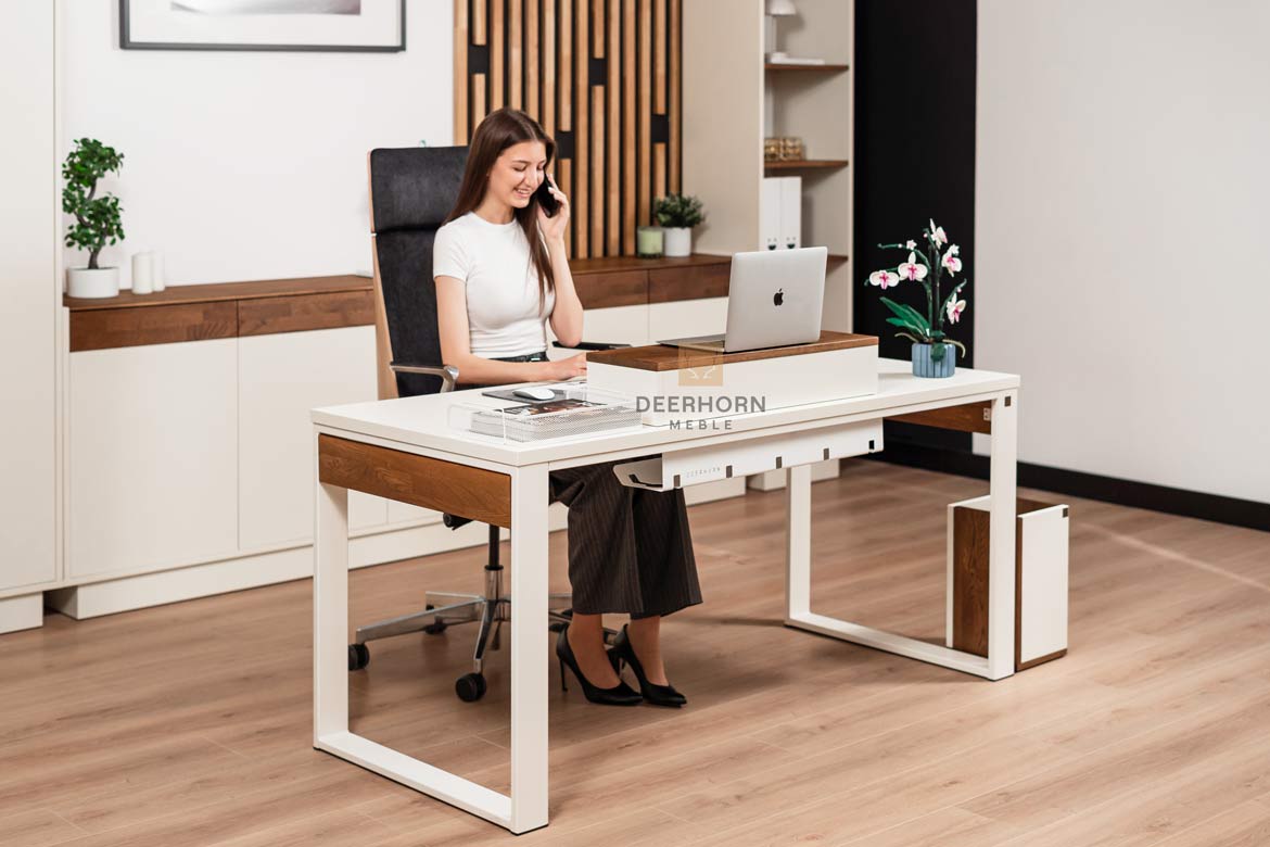 moderner Bürotisch