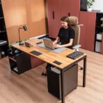 Moderner Bürotisch mit Holzplatte