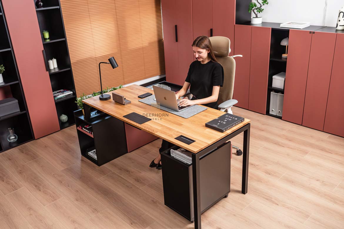 Moderner Bürotisch mit Holzplatte