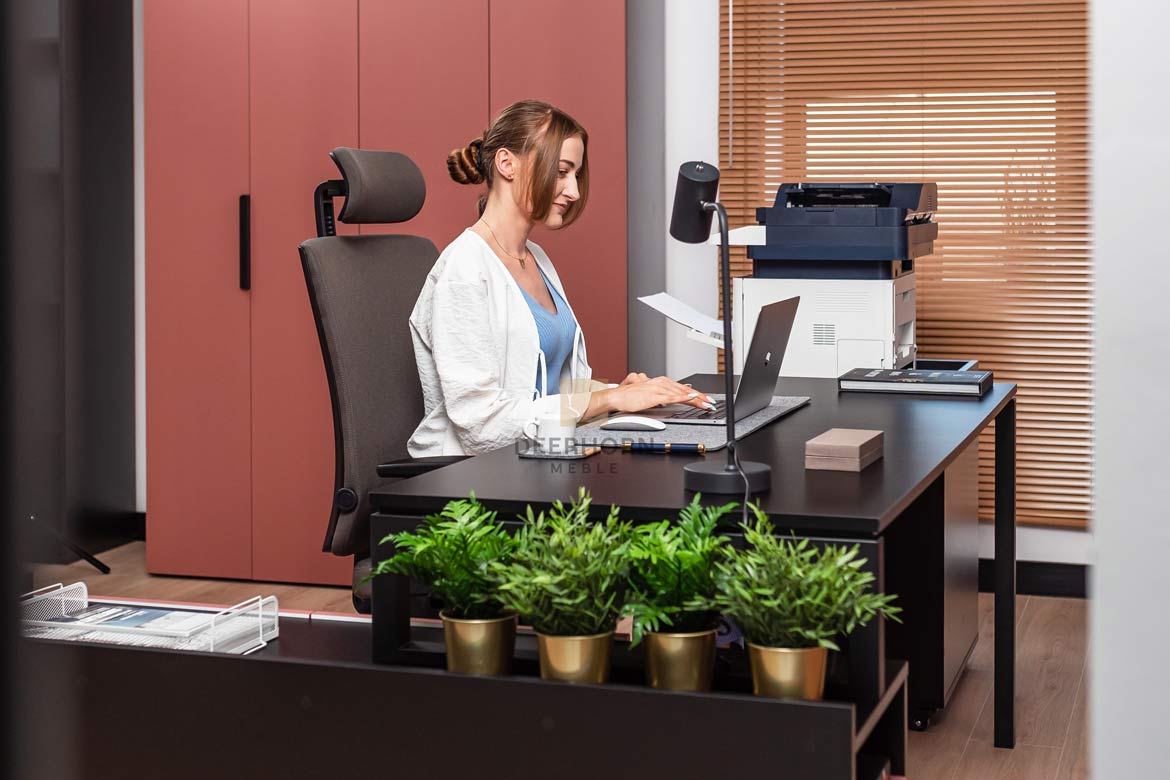 praktyczne biurko narożne z dodatkowymi szufladami praktyczne biurko narożne z dodatkowymi szufladami