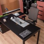 praktyczne biurko z szufladami do przechowywania dokumentów