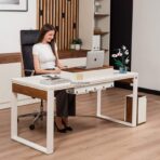 einfacher Arbeitstisch