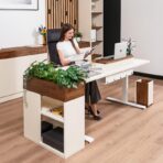 Verstellbarer Schreibtisch für Büroarbeit