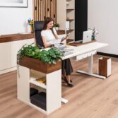 Verstellbarer Schreibtisch für Büroarbeit