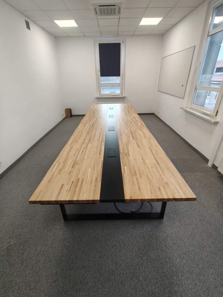 Konferenztisch mit HDMI-Signalmanagement-System