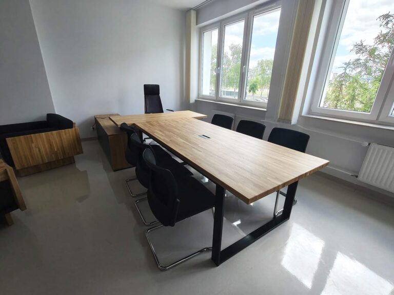 Büro des Generals – Repräsentative Möbel für hochrangige Persönlichkeiten